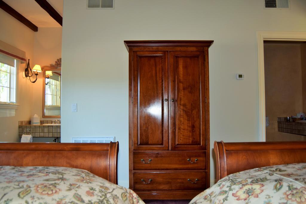 Vineyard Country Inn St. Helena